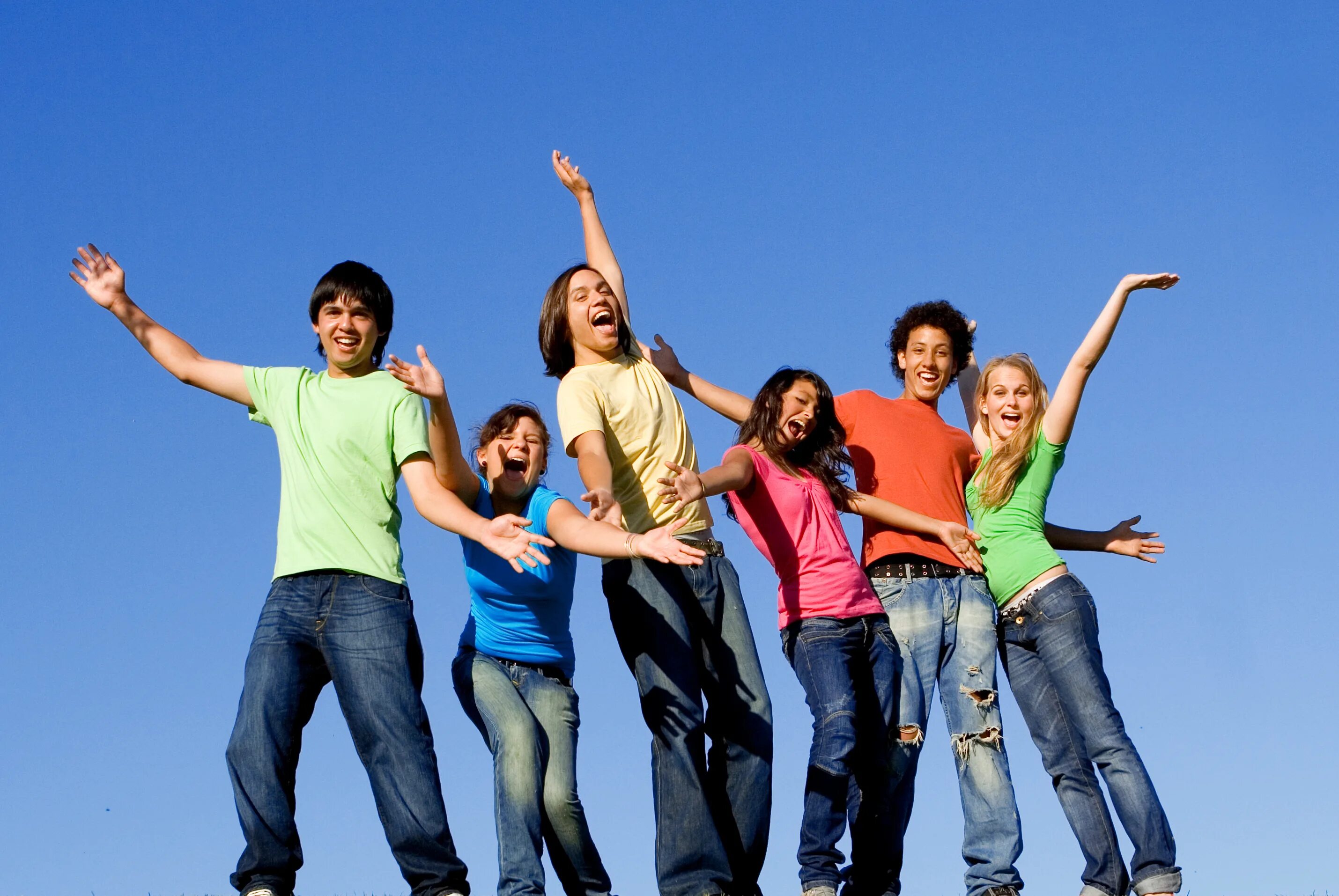 Молодая группа подростков. Счастливые подростки. Молодежь в современном обществе. Современная молодежь. Лица счастливая молодежь.