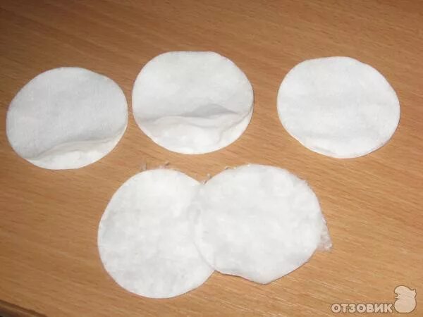 Ватный спонжик. Как сделать патчи из ватных дисков. Ватные диски на глазах. Патчи из ватных дисков. Патчи для глаз из ватных дисков.
