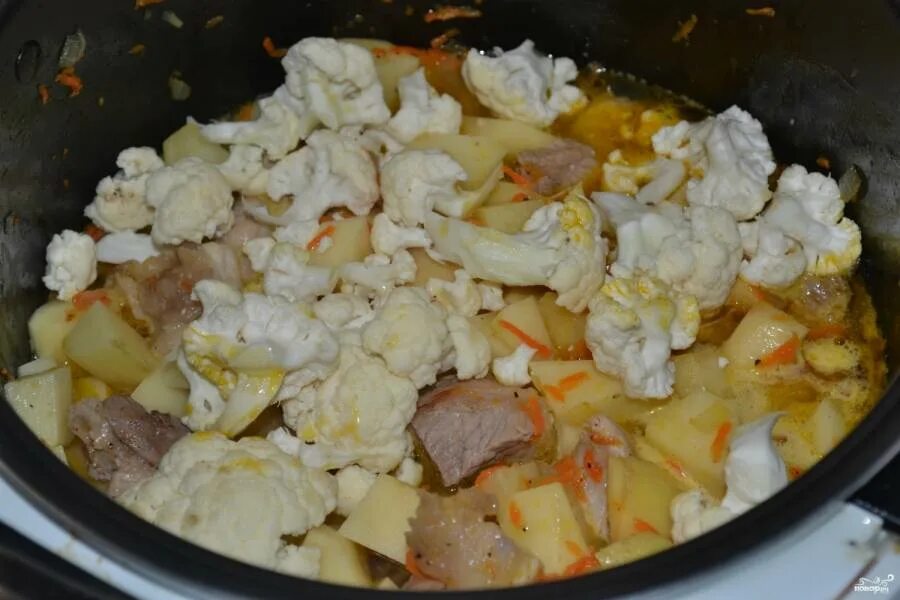 ЦВЕТНАЯ КАПУСТА,ТУШЕНАЯ С КУРИЦЕЙ И ОВОЩАМИ Ингредиенты: Бёдра курицы - 2 шт.; К