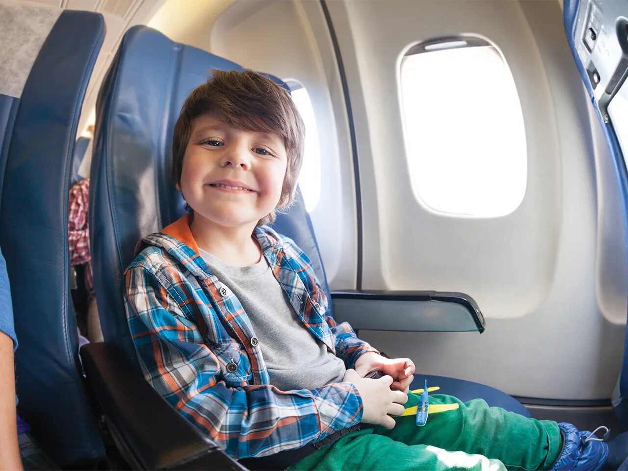 Самолет в доле. Самолет для детей. Детское кресло в самолете. Для мальчиков самолёты. Подросток в самолёте.