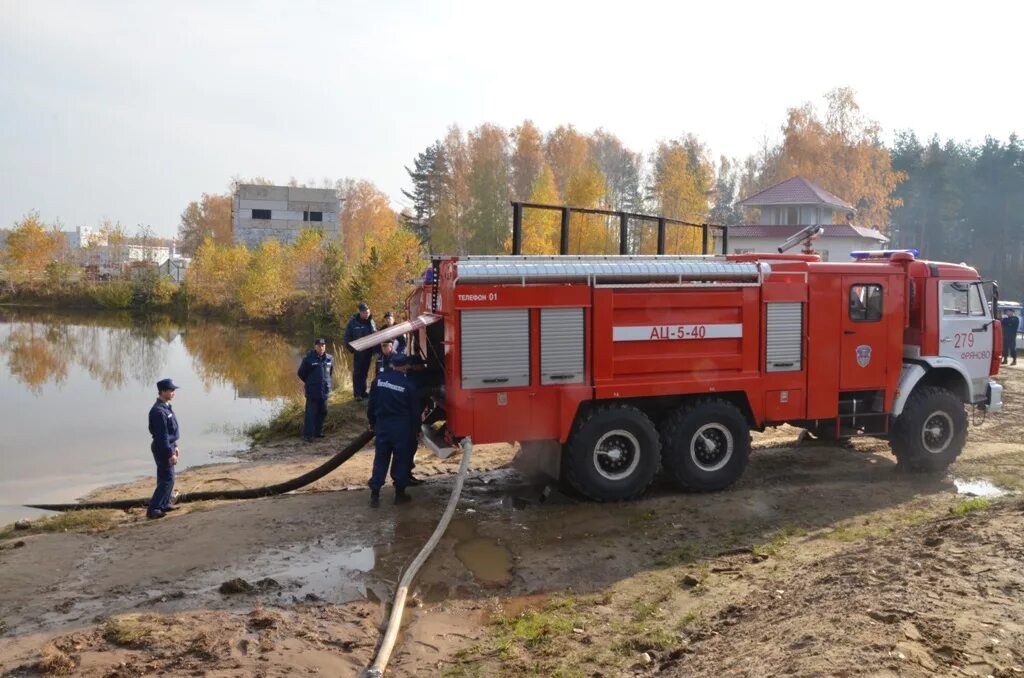 Пожарный автомобиль подача воды. Пожарный КАМАЗ 65224 забор воды. ПНС-110 пожарный автомобиль. Забор воды из водоема пожарной машиной ЗИЛ 131 АЦ 40. Забор воды из пожарного гидранта пожарной машиной Урал 55571.