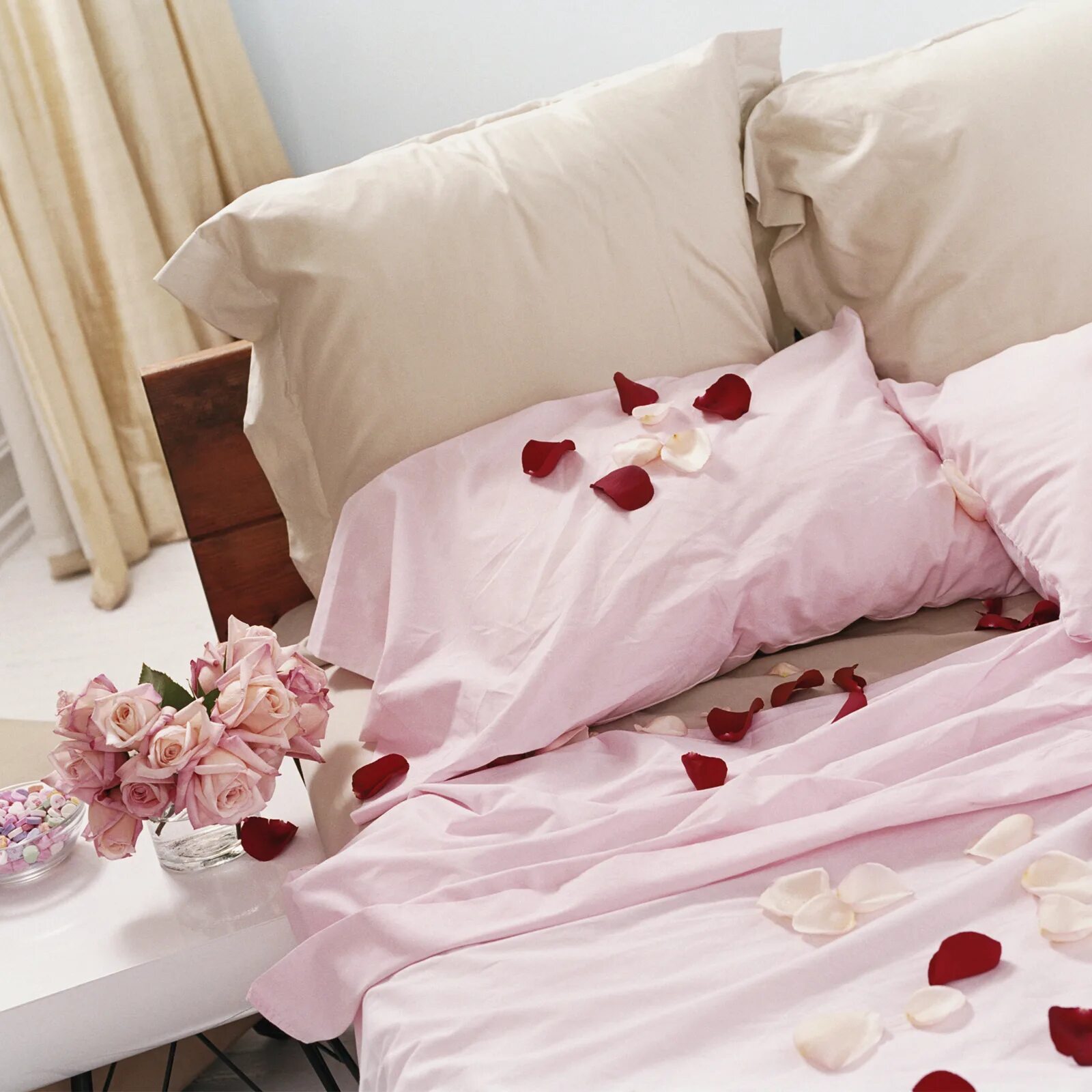Романтичная постель. Цветы в постель. Лепестки роз на постели. Романтическая постель. Лепестки роз на кровати.