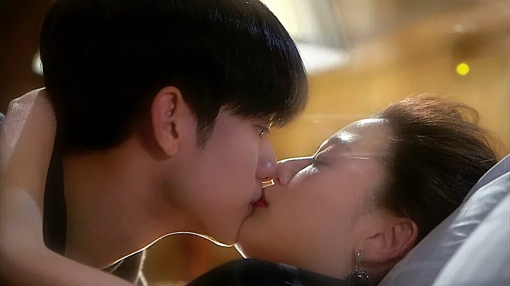 Дорамы сцена с поцелуем. Человек со звезды дорама поцелуй. Kim Soo Hyun Kiss.