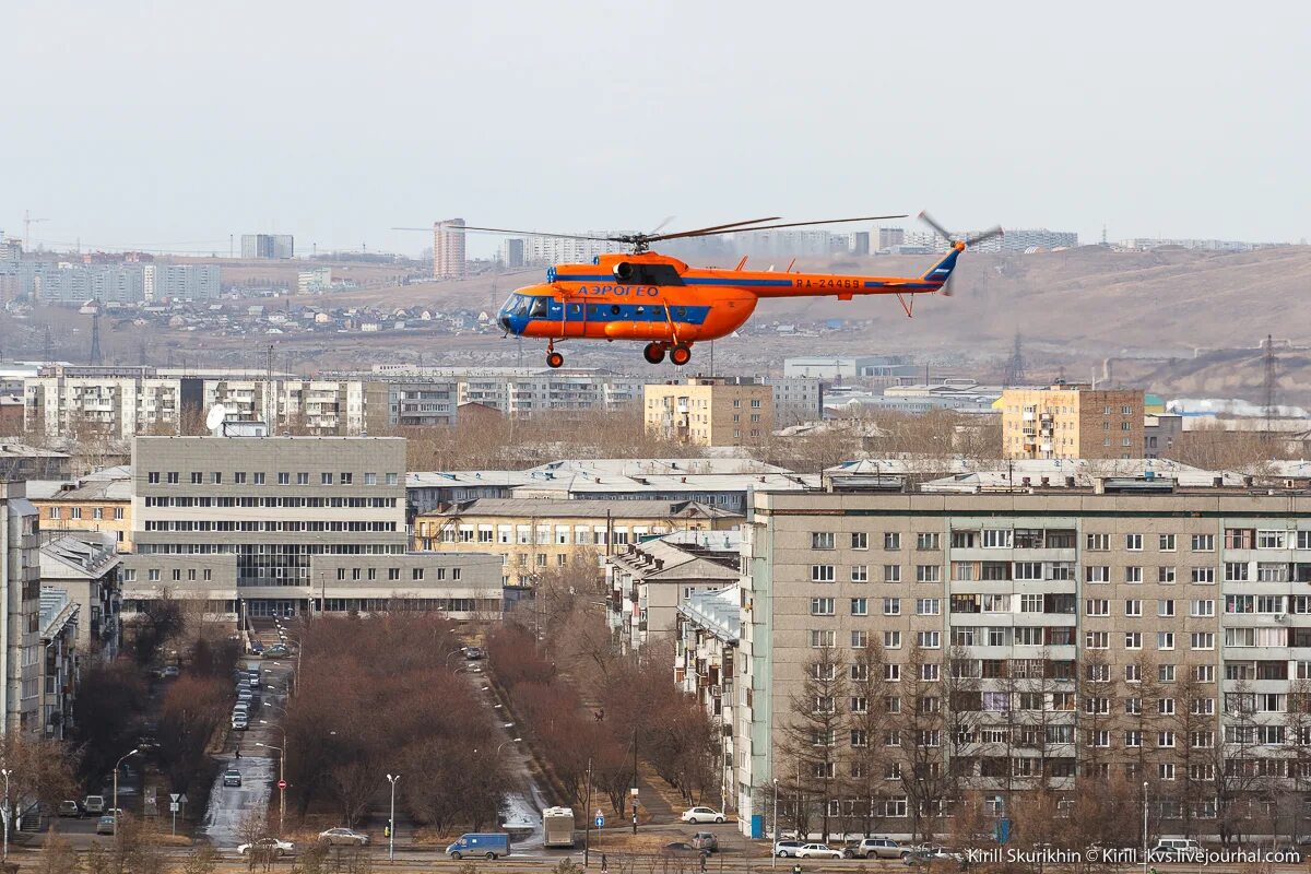 Вертолет над домами. Вертолёт красноярский. на вертолете над красноярском. вертолёт красноярский аэропорт. вертолет в красноярске над центром.