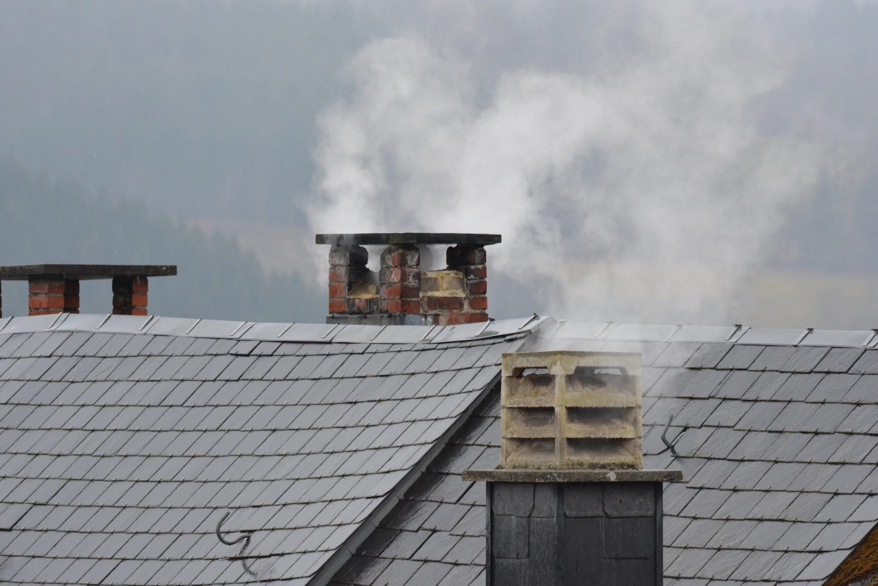 Кипящая крыша. Зимняя крыша с трубой. Каминная труба. Дым на крыше. Задымление на крыше.