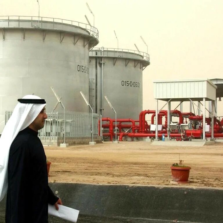 Промышленность оаэ. Нефтеперерабатывающий завод в саудовской аравии. Нефтегазовые компании оаэ. Экономика кувейта. Объединенные арабские эмираты добыча нефти.