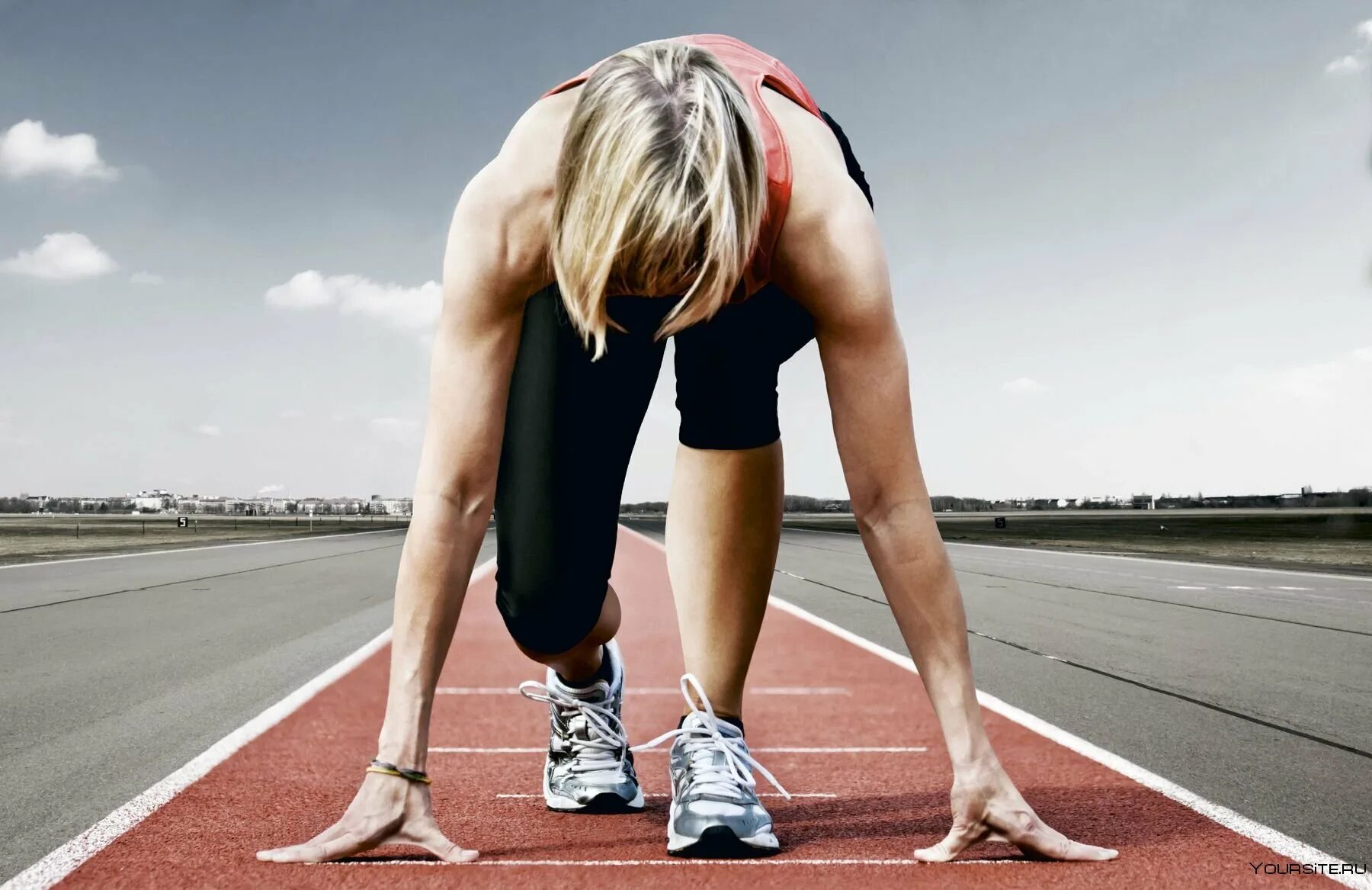 Бегуны на старте. Спринтер бегун на старте. Внимание в спорте. Спортсмены бегуны. Спринтерский бег в легкой атлетике.