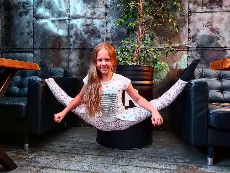 Конфеты сам вари сам стирай. Бутылка шампанского с кронен пробкой. Сам вари конфеты. Самого вари. Самого вари.