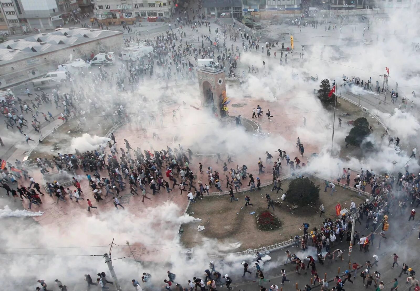 Турция 1 июня. Парк Таксим в Стамбуле. Gezi. 2013-06-26 - Kiss in Taksim Square.