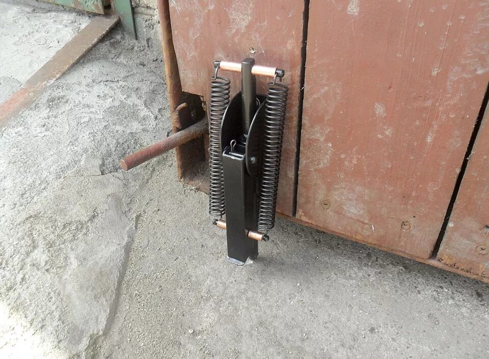 Засов пружинный фгп-м-400. Упор-задвижка пружинчатая. Задвижка для ворот с пружиной alutex. Задвижка гаражная зг-2 600 мм. Затвор на ворота 400х120.