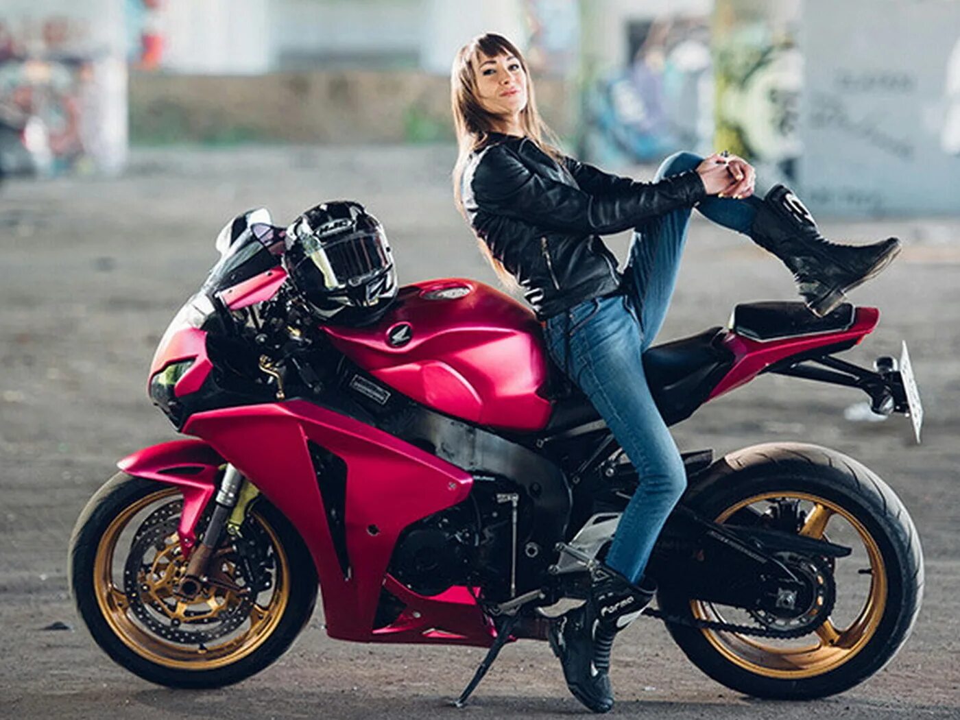 Про девушку на мотоцикле. Девушка на мотоцикле. Красивые девушки на мотоциклах. Леди на мотоцикле. Девушка на мотоцикле в шлеме.
