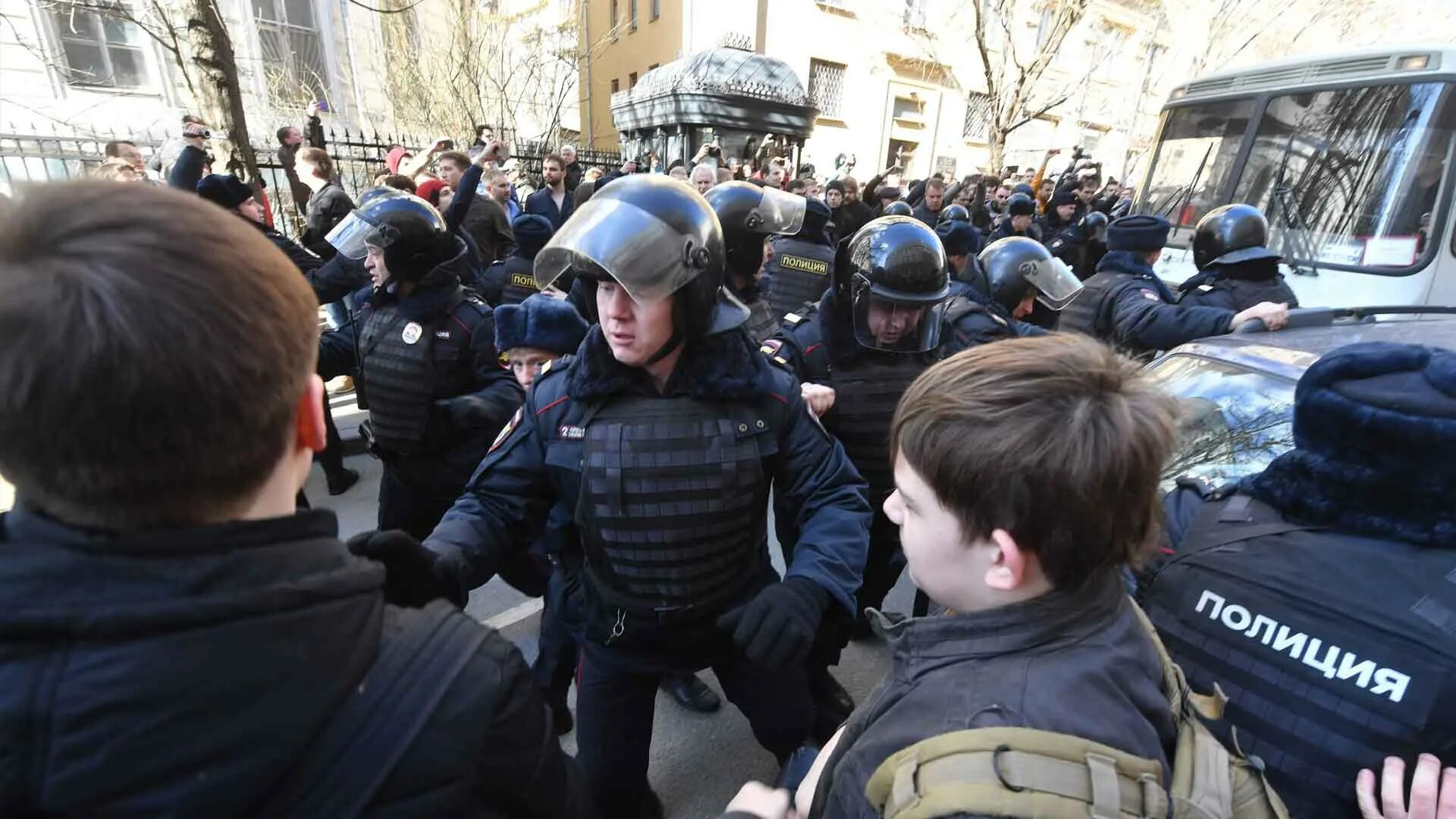 Общественные беспорядки в России. Обеспечение безопасности при массовых беспорядках.