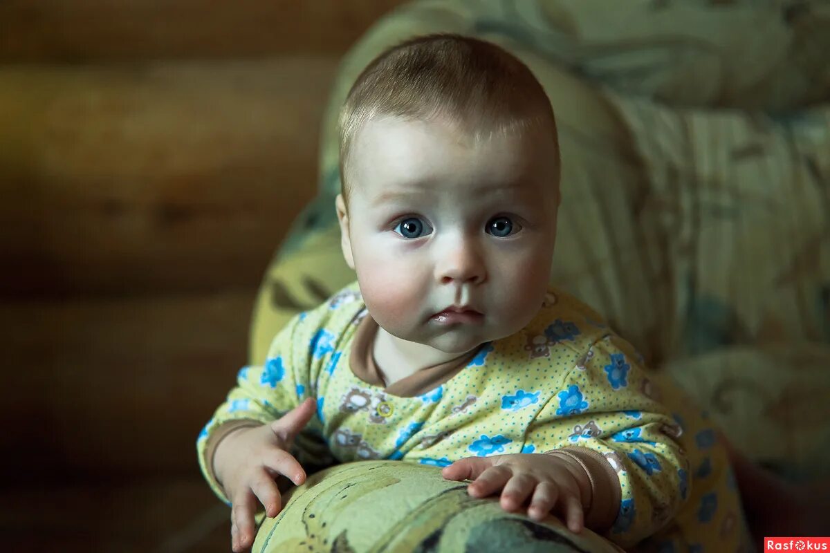 смешные дети. серьезное лицо ребенка. серьезное лицо ребенка. прикольные дети. серьезное лицо ребенка.