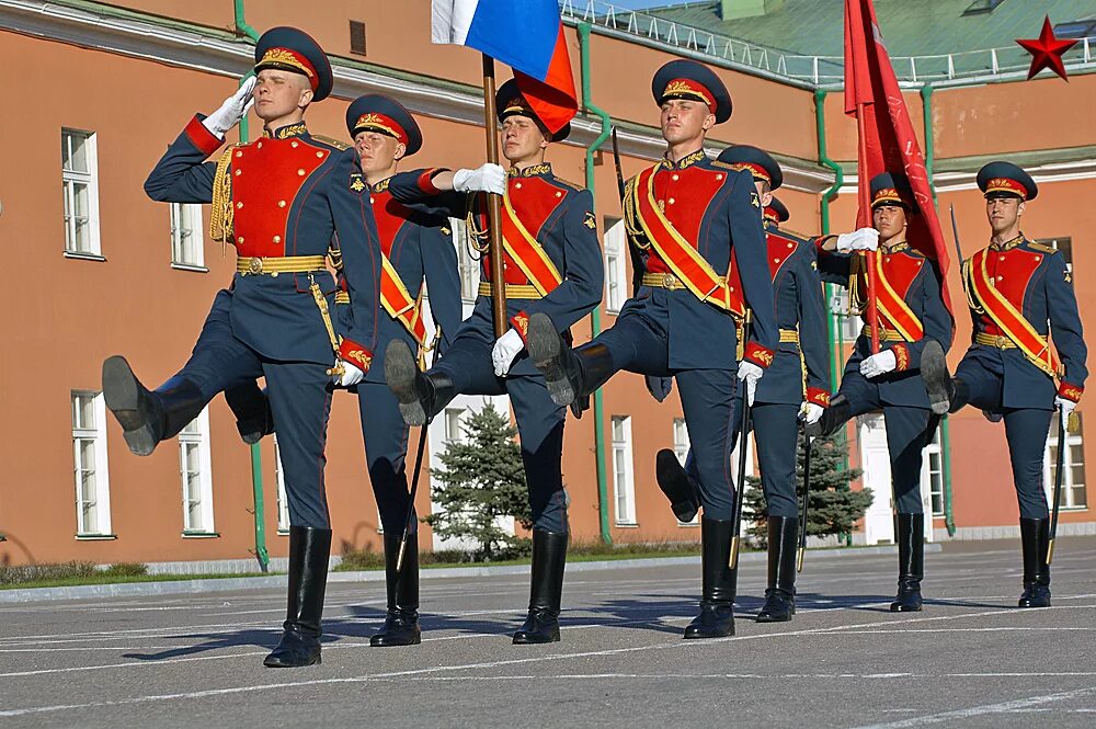 Президентский строй. 154 Отдельный Комендантский Преображенский полк Кремль. РПК Преображенский полк. Преображенский полк рота почетного караула Москва. Знаменная группа Преображенского полка.