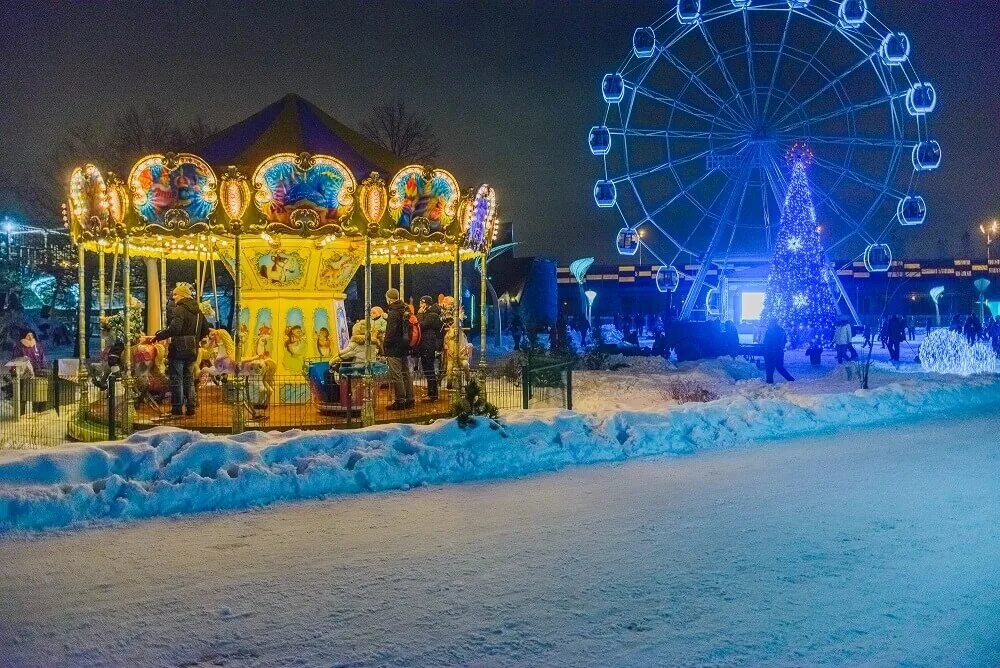 Парк аттракционов зимой. Парк сказка в крылатском зимой. парк крылатское зимой. каток сказка в крылатском. парк аттракционов зима саратов.