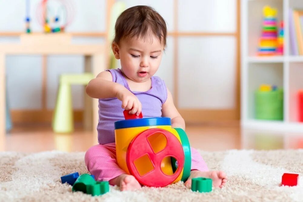 Сенсорное развитие детей 1 года. Сортер "для малыша". Малыш играющий в сортер. Ребенок играющий в сортео. Сортер -игрушка для 8 месячного ребенка.