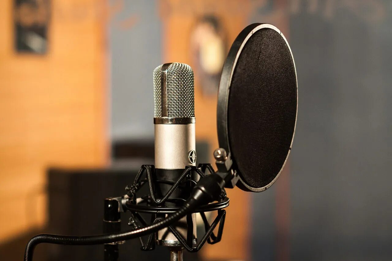Микрофон для домашней записи. Audio-technica at4040. микрофон для звукозаписи. микрофон в студии. микрофон в студии звукозаписи.
