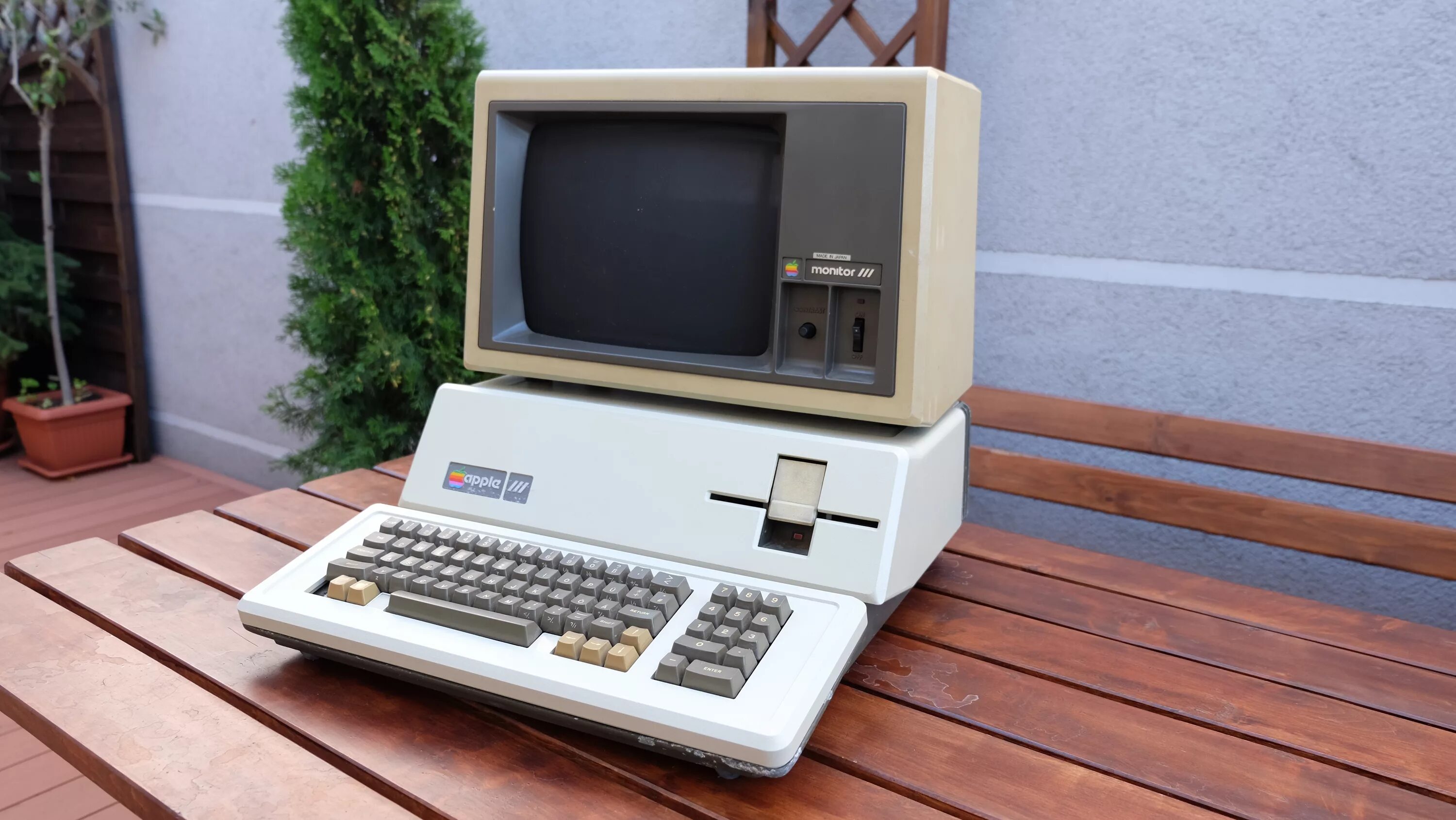 First apple. Компьютер Эппл 1995. Первый персональный компьютер Эппл. Apple 3. Первые компьютеры Эппл 1980.