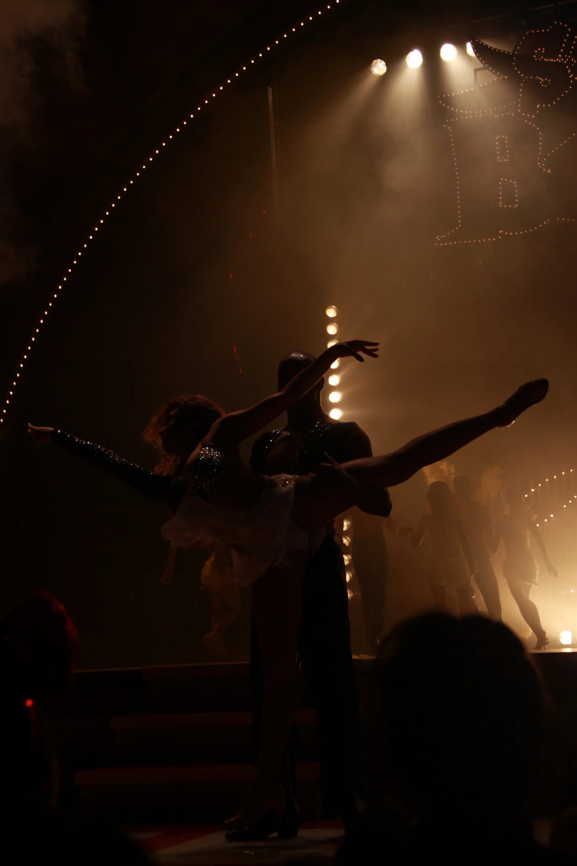 Ночные танцы. Танцы в темноте. Девушка танцует на сцене. Пара танцует на сцене. Показалось в темноте