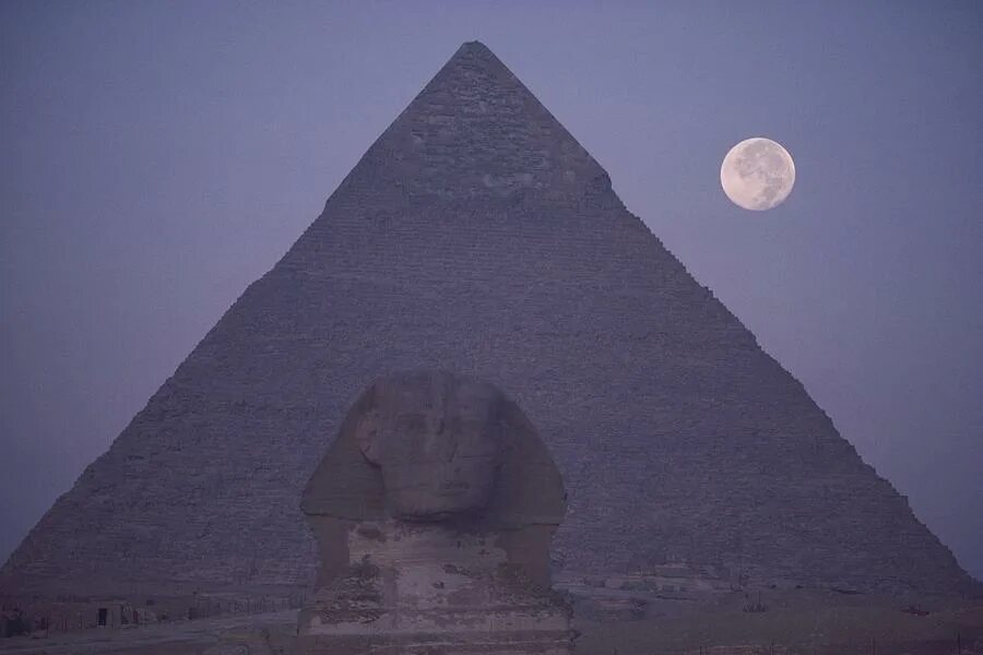 Пирамида хеопса ночью. Древний египет луна. Луна в египте фото. Time fears the pyramids. Древний египет.