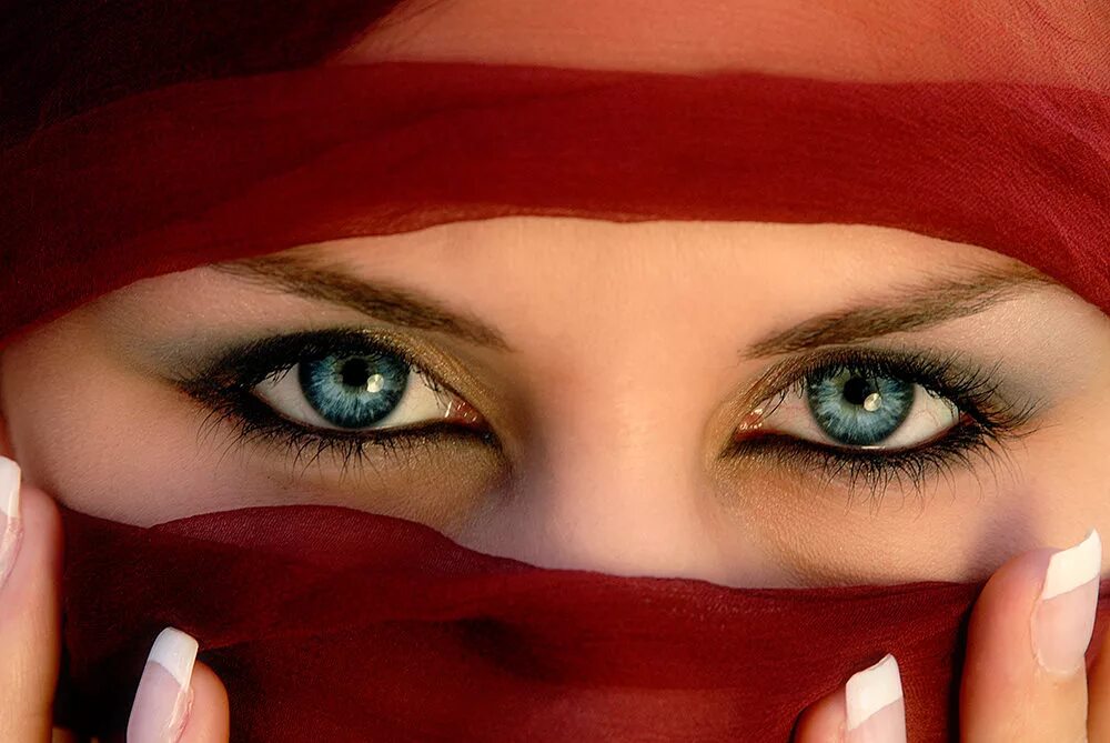 Глаза долу. Женские глаза. Красивые глаза. Очень красивые глаза. Самые красивые глаза.