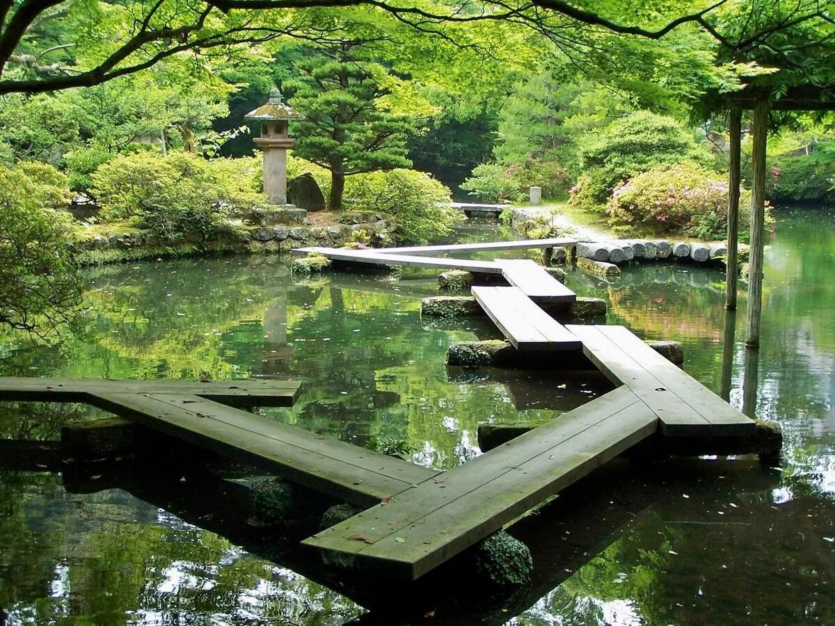 Японский пруд. Японский мостик Яцухаси. Мост Яцухаси. Киото. Японский сад зигзагообразный мост. Яцухаси в японском саду.