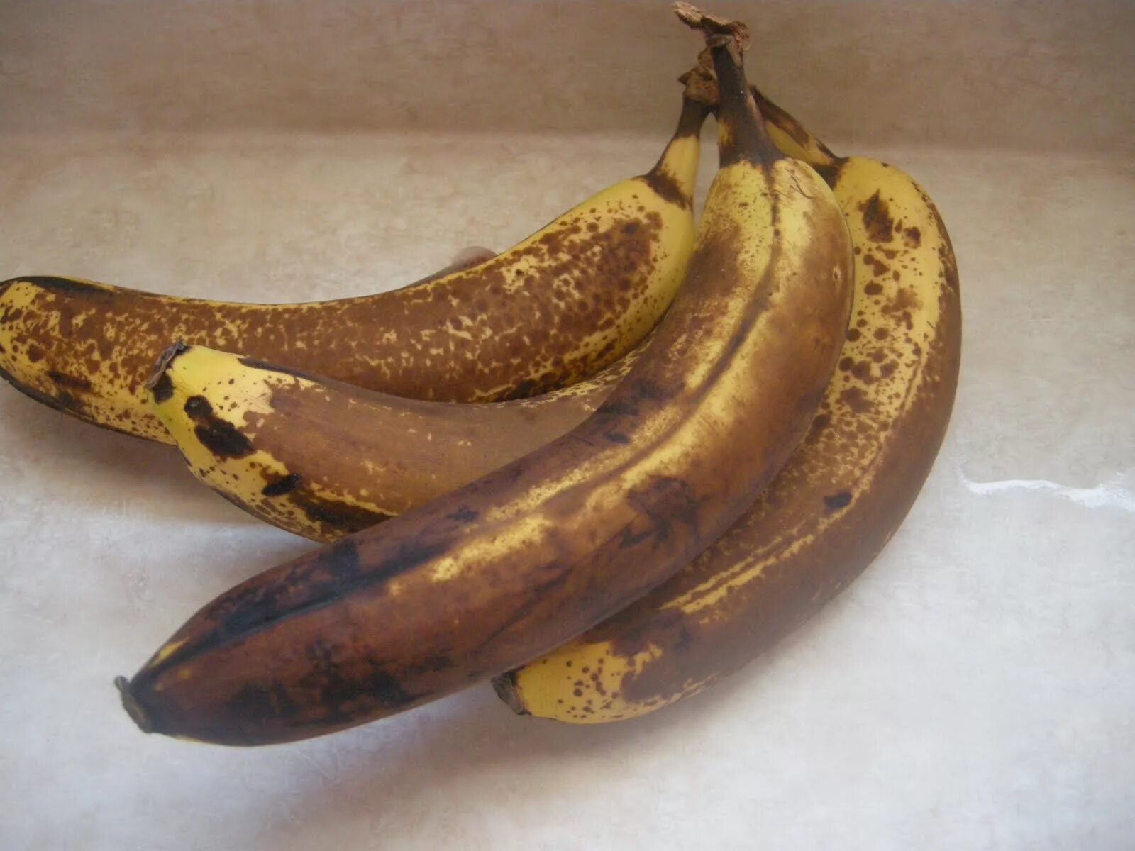 Черная кожура. Банан. Переспелый банан. Гнилой банан. Тухлый банан.