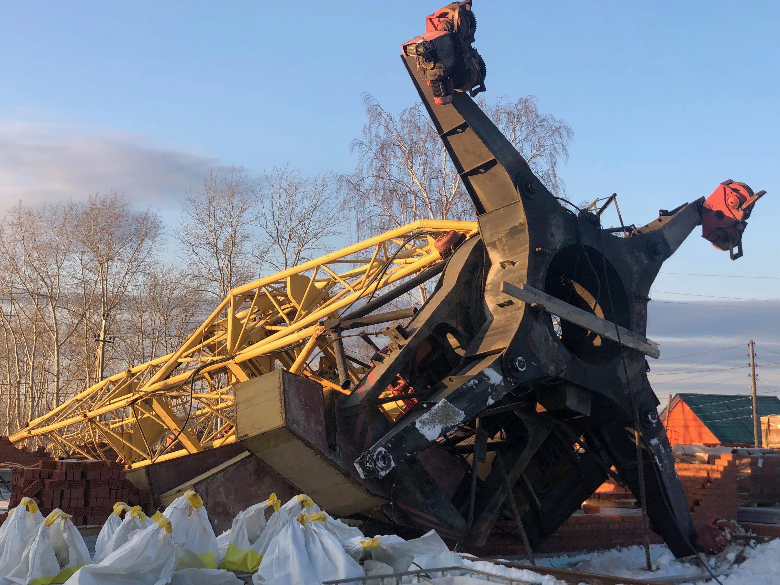 упавший кран. упал строительный кран. башенный кран упал. упавший кран. упавшие краны.