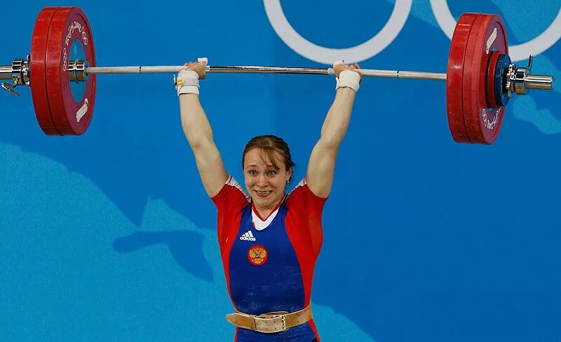 Женщина штанга. Спортивные девушки. Спортивные девушки со штангой. Девушка и фитнес. Девушка фитнес штанга.