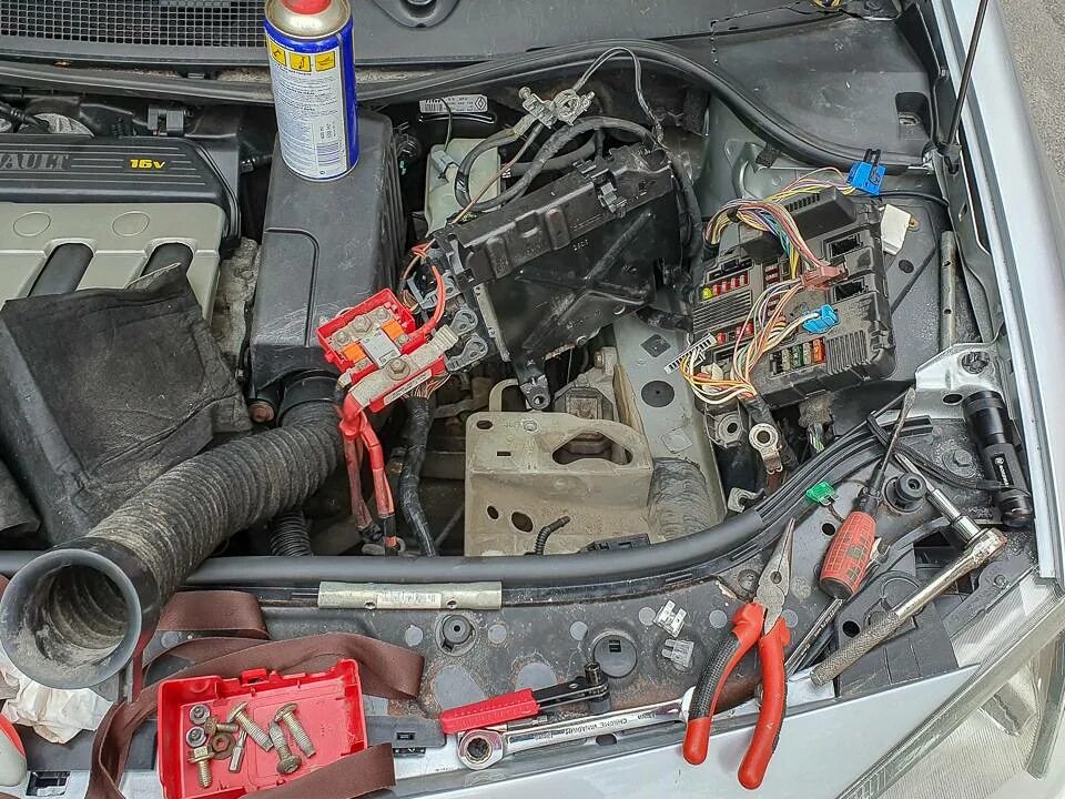 Рено меган крутит стартер. Замена стартера рено меган 2. расположение стартера megane 2.