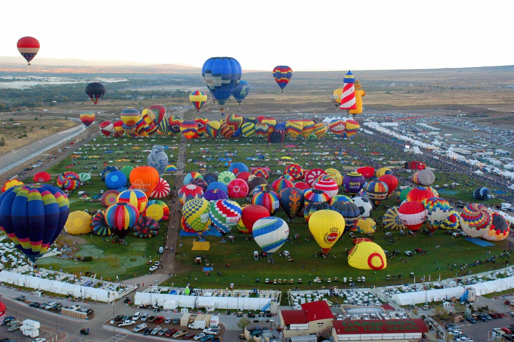 Шара на шаре сегодня. Albuquerque International Balloon Fiesta фестиваль. Альбукерка фестиваль шаров. Фестиваль воздушных шаров в Альбукерке. Фестиваль воздушных шаров/ Гатино.