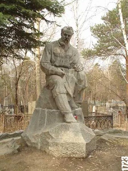 Памятник Бажова в Екатеринбурге. Памятник бажову