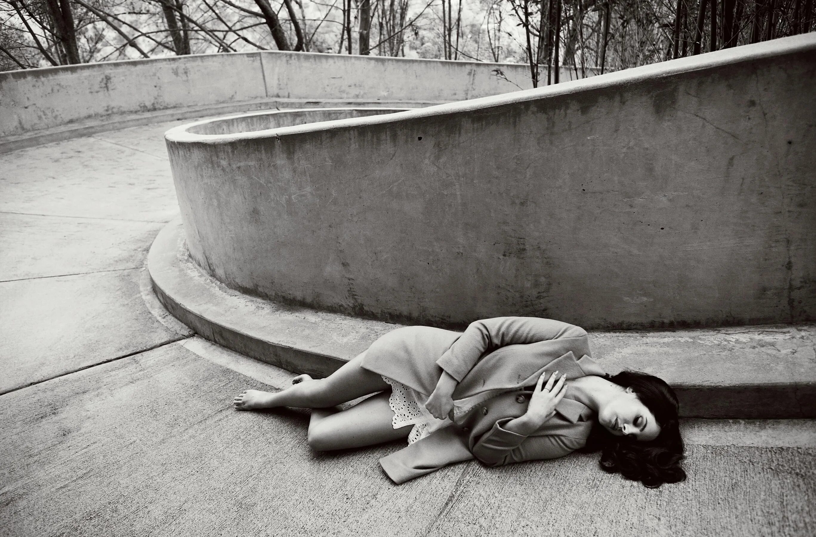 Девушка на асфальте. Девушка на асфальте. Фотосессия на асфальте. Девушка на тротуаре. Девочка лежит на дороге.