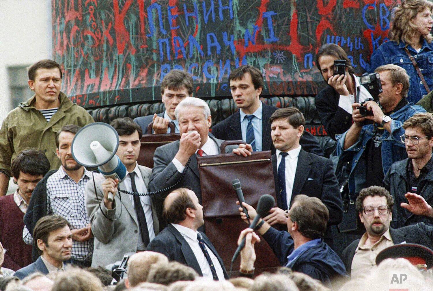 Открыто в 1991 году. Ельцин август 1991. августовский путч 1991 ельцин. борис ельцин 1991 путч. гкчп ельцин.
