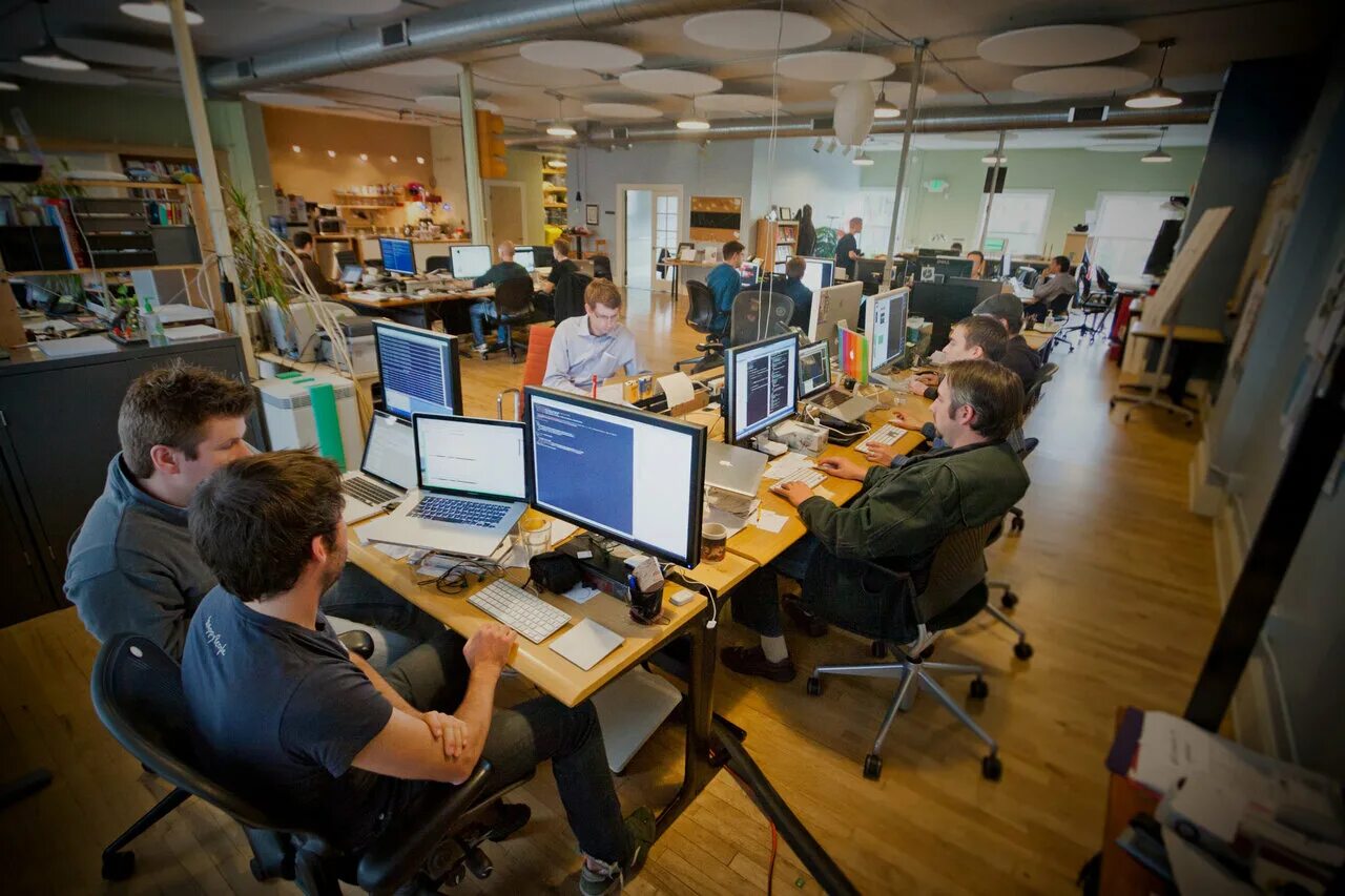 Студии разработчика. Студия компьютерных игр. Офис веб студии. Игровая студия разработчиков. Разработка компьютерных игр.