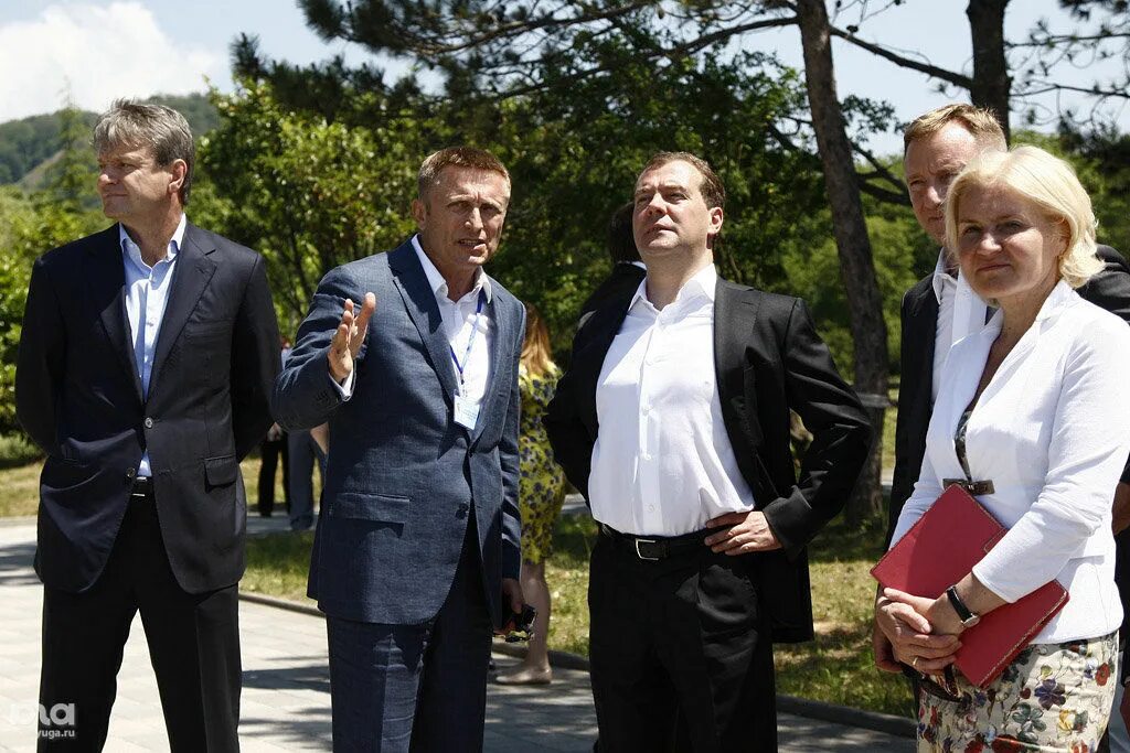 Приезд жен. Медведев почетный орленок. приезд медведева в орленок в 2014. жена медведева дмитрия.
