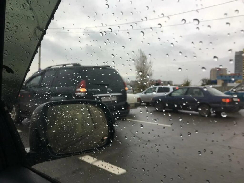 дождь из окна машины. где едет дождь. где едет дождь. дождливый день машина. осенняя трасса вид из машины.