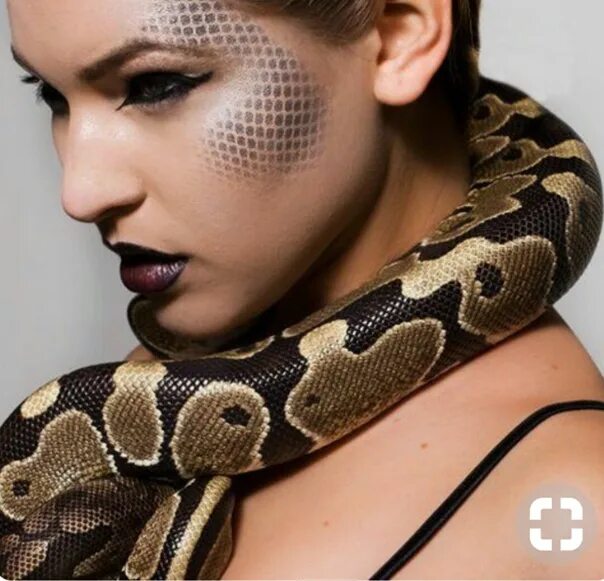 Девушка питона. Макияж змея. Образ змеи.
