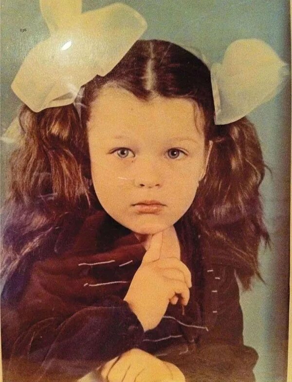 Кем была в детстве ребенком. Милла йовович в детстве. милла йовович в молодости детстве. сила йовович в детстве.