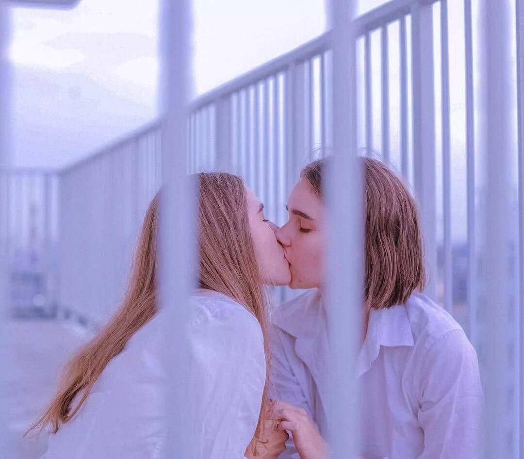 Lesbian g. Две девушки Эстетика. Две девушки любовь. Поцелуй девушек Эстетика. Две девушки поцелуй Эстетика.