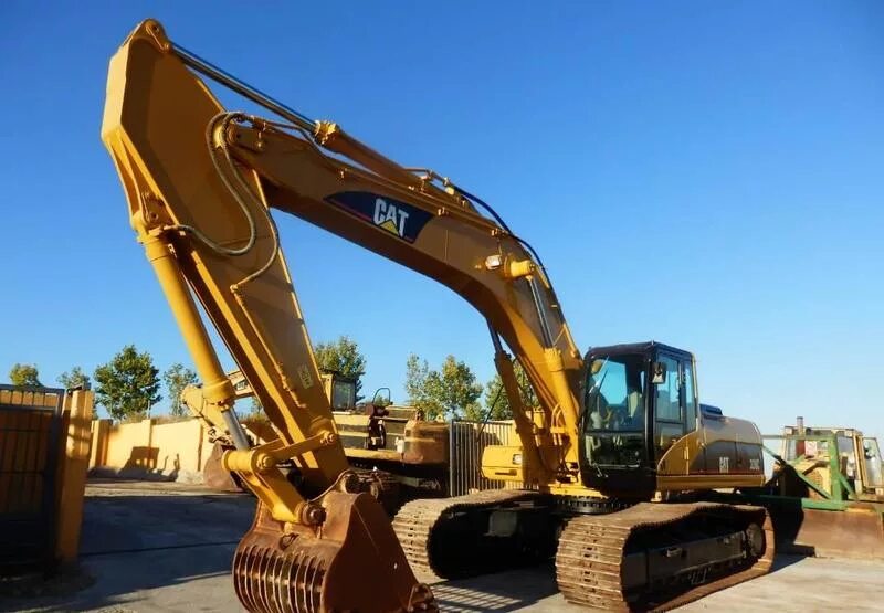 Купить экскаватор 330. Экскаватор Caterpillar 330. Гусеничный экскаватор Cat 330. Экскаватор гусеничный Катерпиллер 330. Гусеничный экскаватор Caterpillar 330 ngh.