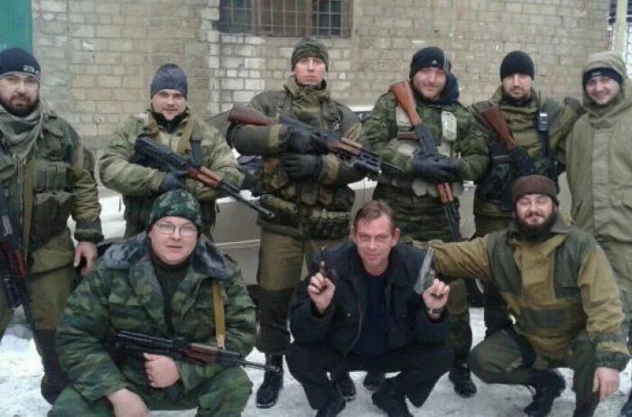 сепаратисты боевики. солдаты днр. военная форма донбасса. пленные всу на параде в донецке. пленный украинский солдат 2014.