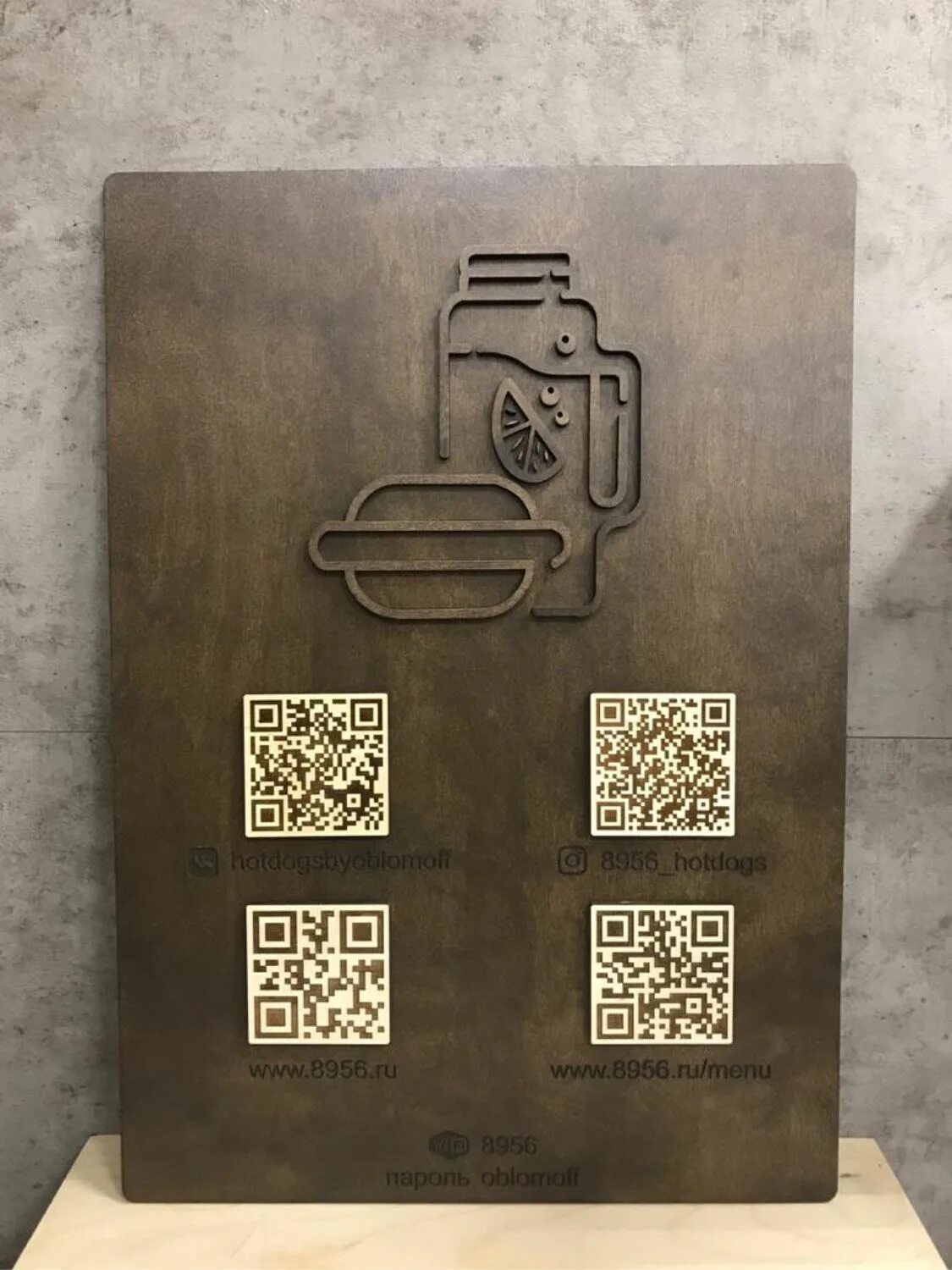 Таблички с QR кодами. Таблички с ЙК деревянные. Табличка с QR кодом Инстаграм. Деревянная табличка с QR кодом. Qr код инстаграмм