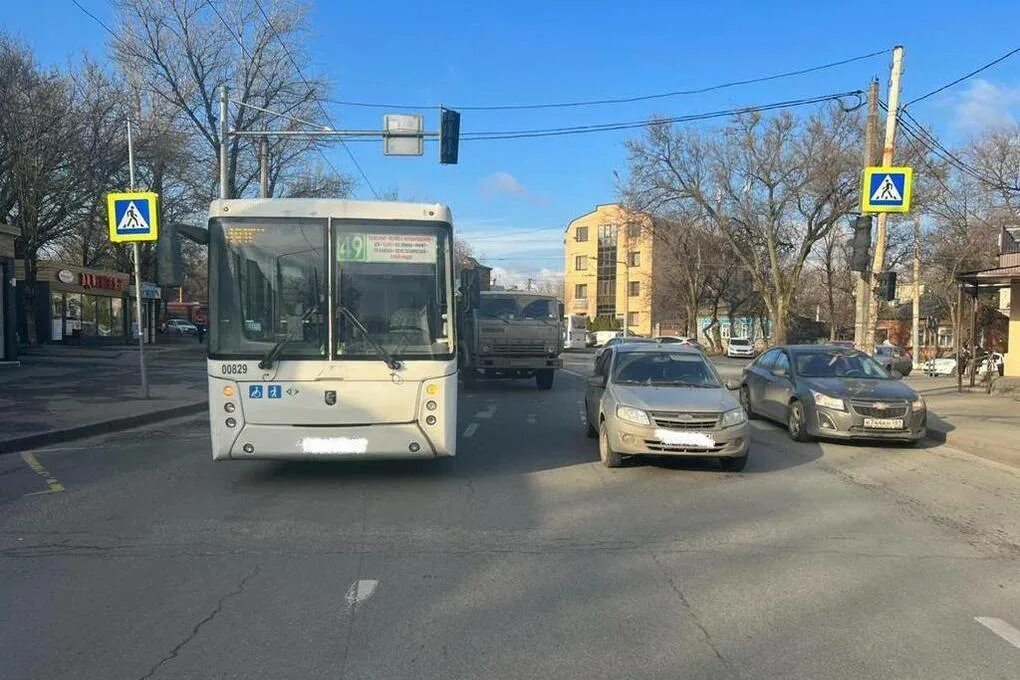 Автобус ростов зимовники. Светофор для общественного транспорта. Автобус 49. 49 Автобус Ростов на Дону.