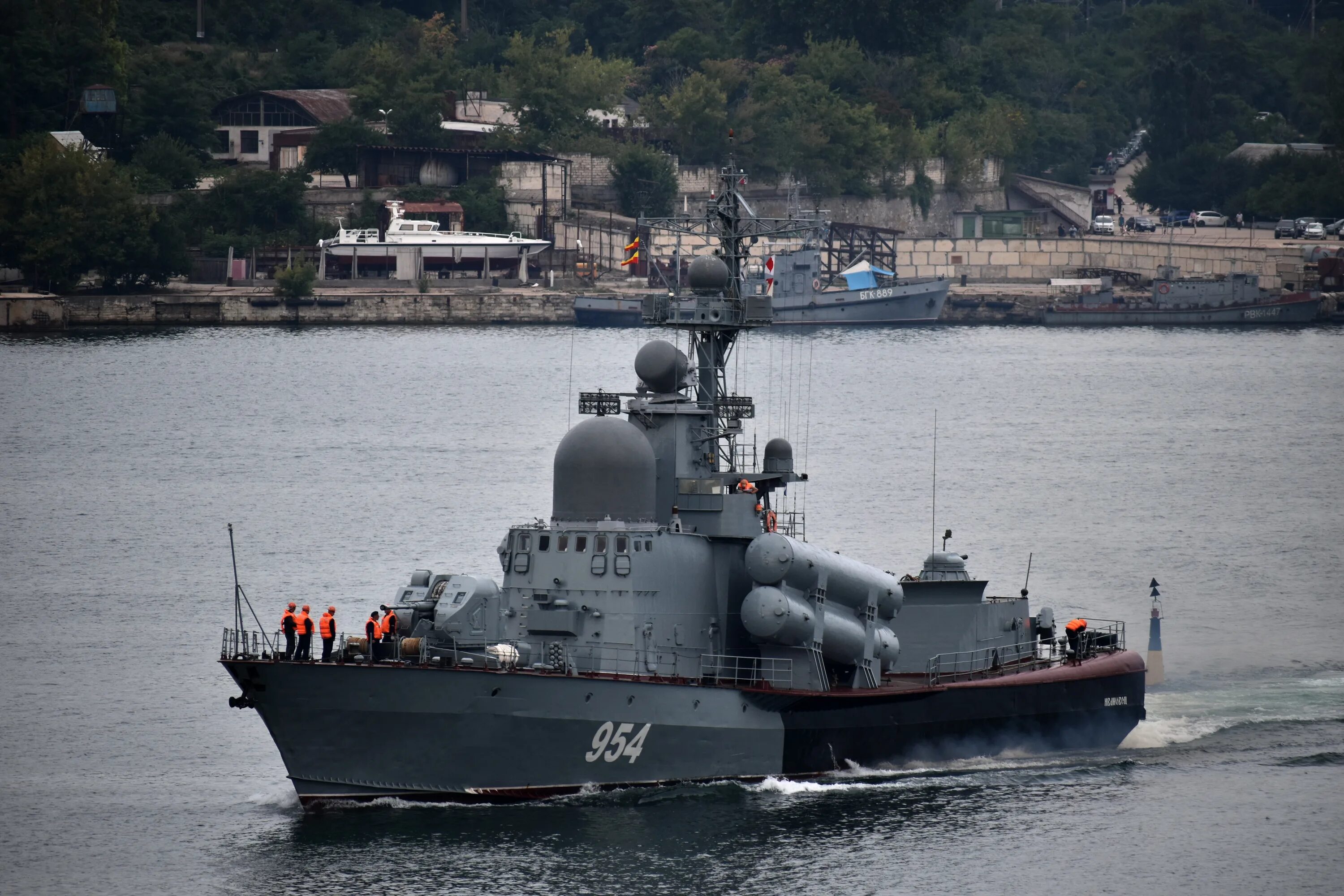 Ракетный катер 12411. Мрк молния проект 1241. Мрк молния проект 1241. Катер ивановец проекта 12411. Ракетный катер 1241.