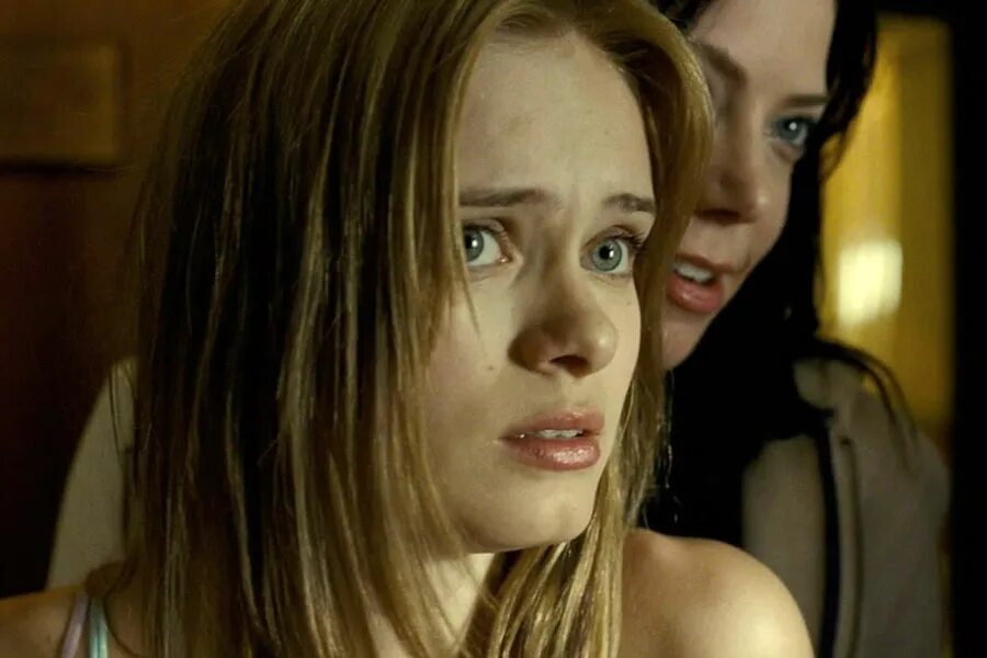 Фильм дом 2009. Элиза душку фильм кукольный дом. Фильм home 2009 кадры. Саммер глау кукольный дом. Последний дом слева фильм 2009 аарон пол.