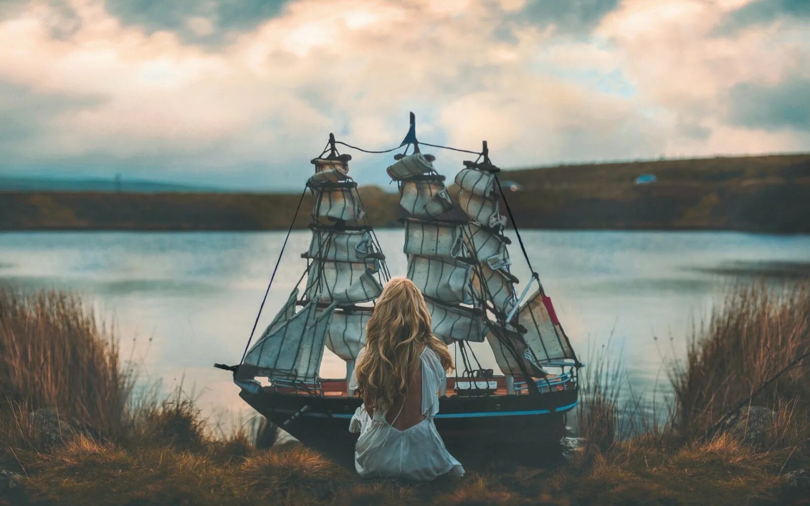 Песня где лодка. Девушка на корабле. Девушка на Пристани. Пристань с кораблями. Девушка в лодке.