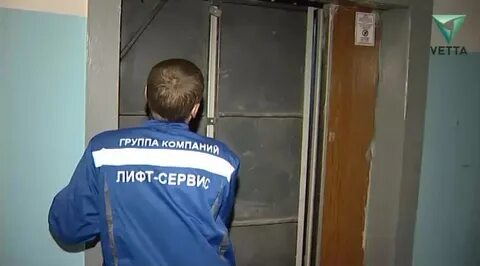 Застряла между дверьми лифта