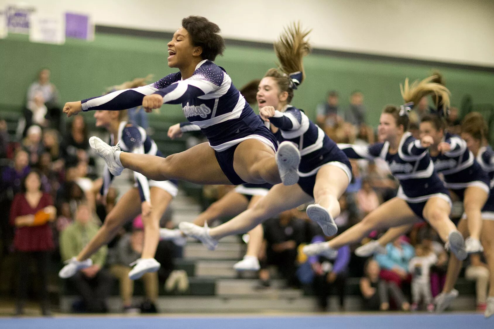 High sports. Лоуренс Херкимер Черлидинг. Эмма Чемберлен Черлидинг. Черлидеры школа. Черлидинг Япония.