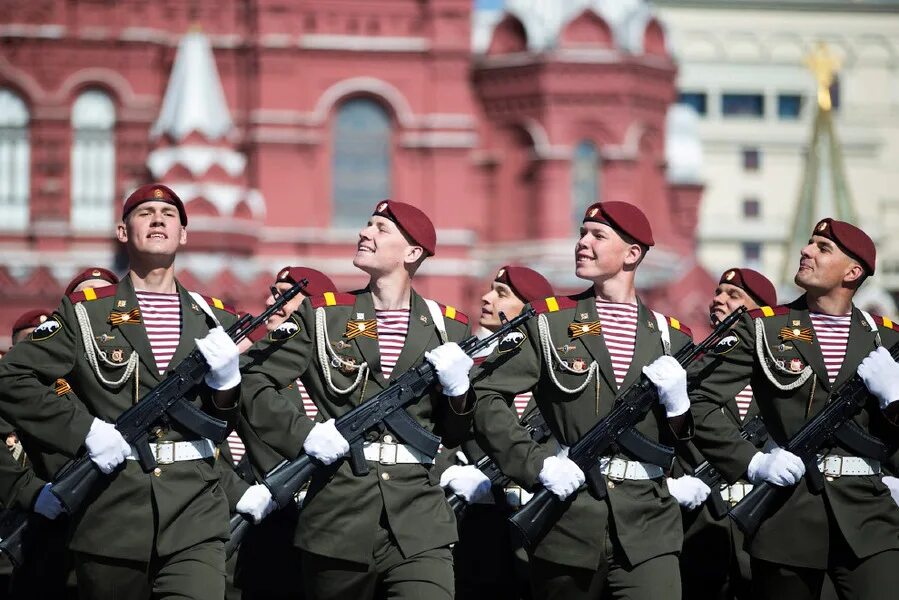 9 мая день победы солдаты. Краповые береты на параде Победы. Солдаты на параде. Солдаты на параде Победы. ВВ на параде.